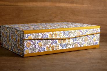 permanently attached hinged lid with magnet box otti